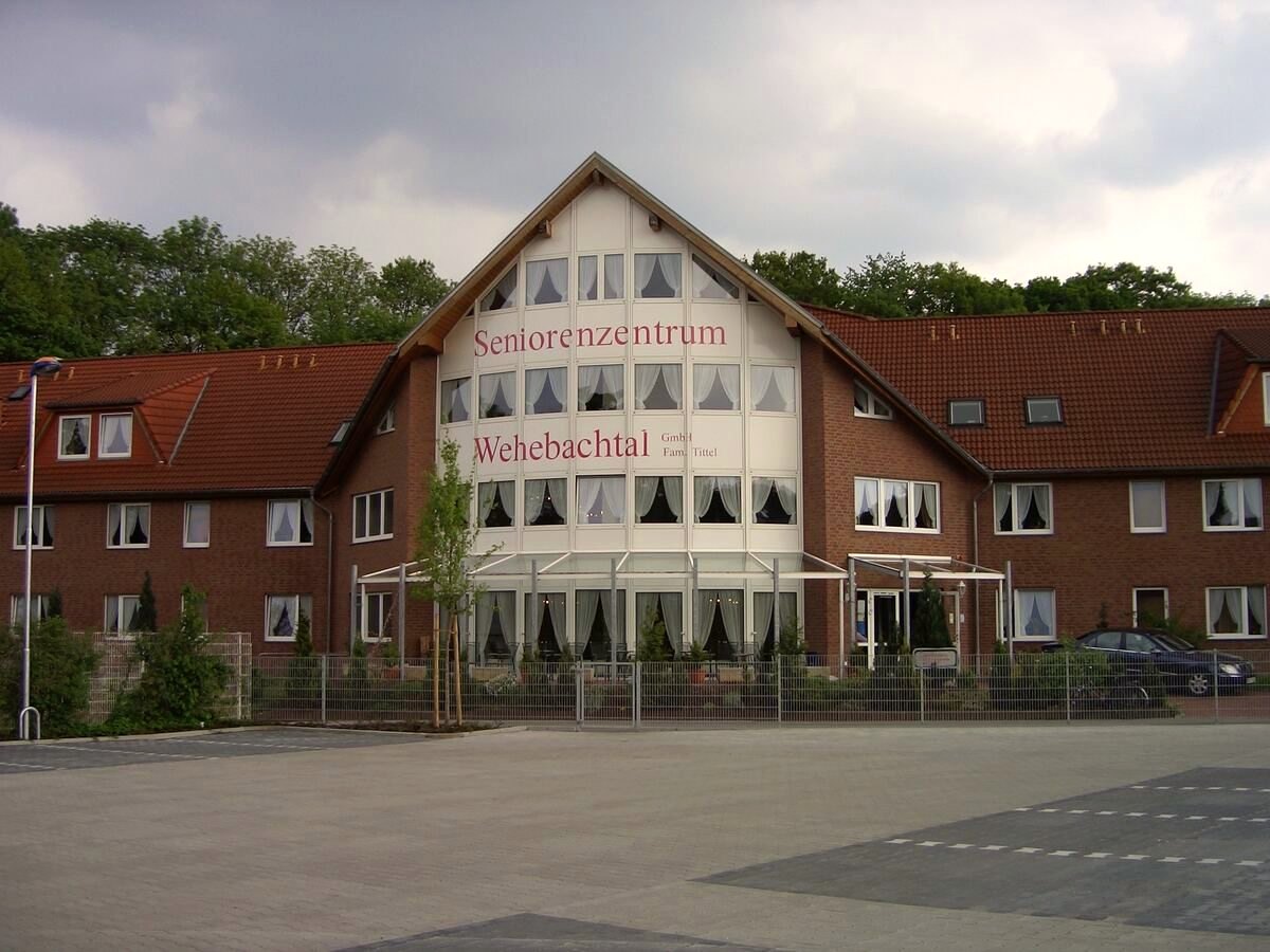 Außenansicht des Seniorenzentrums Wehebachtal mit Vorfahrt und Haupteingang